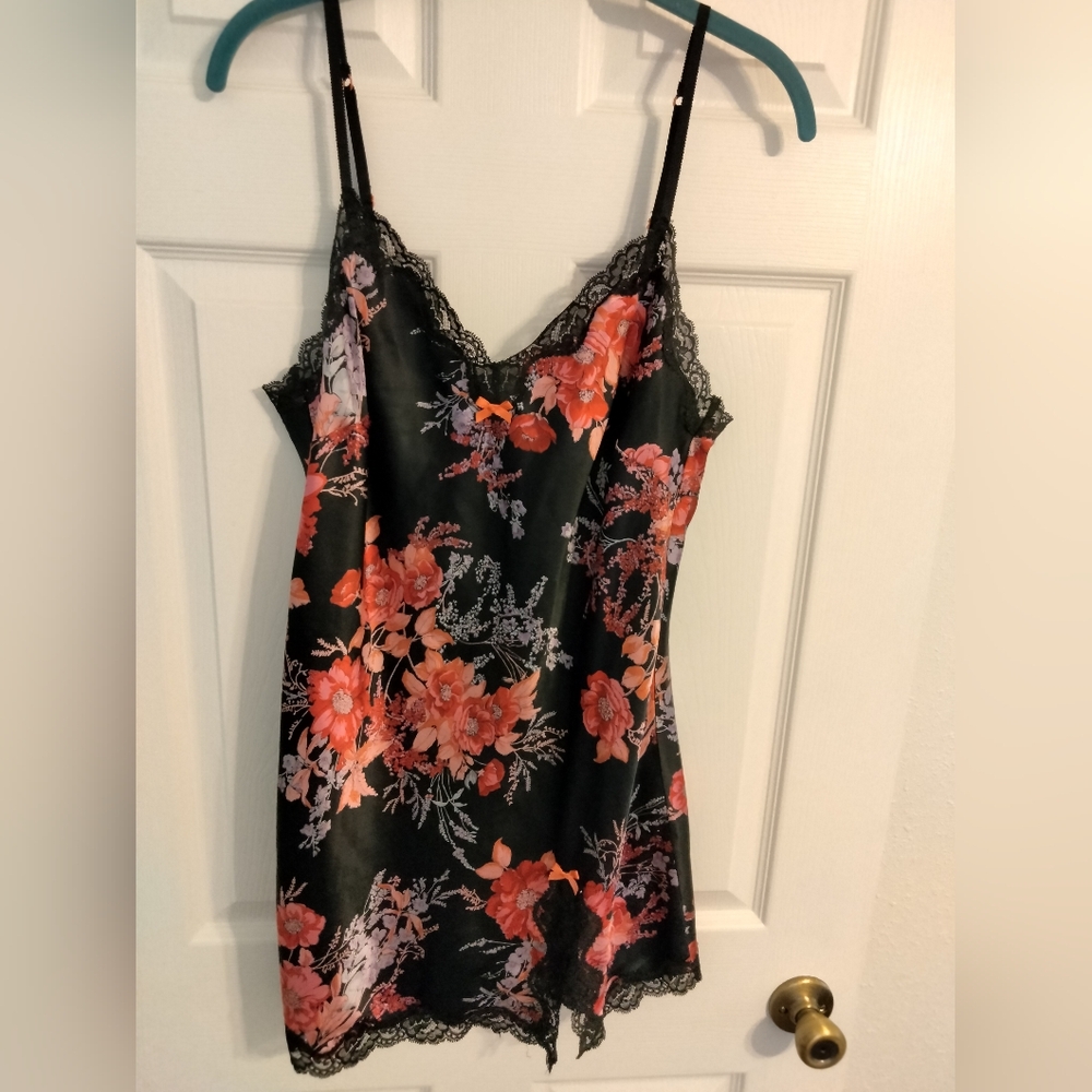 Victoria's Secret Women's Size M Sleep Wear Black With Red Floral
